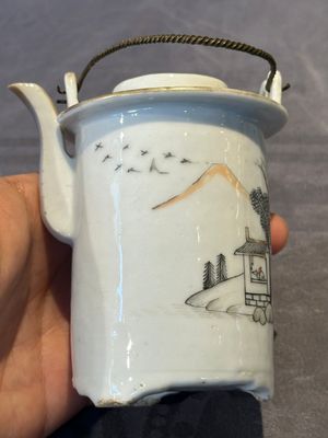 A hexagonal Chinese grisaille covered wine jug and warmer, signed Xinan Xushan 新安旭山, Guangxu mark, 19th C. — foto 11