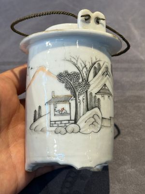 A hexagonal Chinese grisaille covered wine jug and warmer, signed Xinan Xushan 新安旭山, Guangxu mark, 19th C. — foto 12