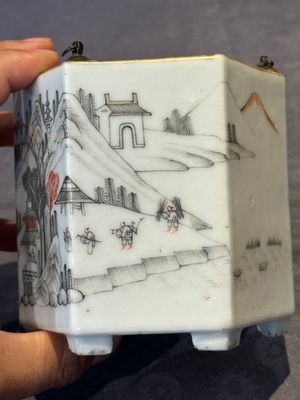A hexagonal Chinese grisaille covered wine jug and warmer, signed Xinan Xushan 新安旭山, Guangxu mark, 19th C. — foto 20