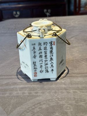A hexagonal Chinese grisaille covered wine jug and warmer, signed Xinan Xushan 新安旭山, Guangxu mark, 19th C. — foto 2