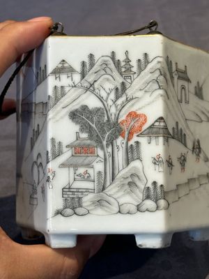 A hexagonal Chinese grisaille covered wine jug and warmer, signed Xinan Xushan 新安旭山, Guangxu mark, 19th C. — foto 21