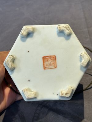 A hexagonal Chinese grisaille covered wine jug and warmer, signed Xinan Xushan 新安旭山, Guangxu mark, 19th C. — foto 23