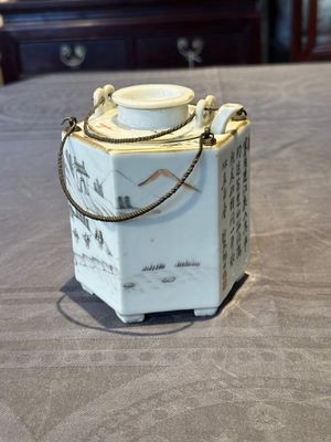 A hexagonal Chinese grisaille covered wine jug and warmer, signed Xinan Xushan 新安旭山, Guangxu mark, 19th C. — foto 3