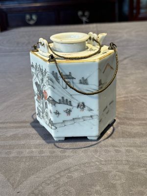 A hexagonal Chinese grisaille covered wine jug and warmer, signed Xinan Xushan 新安旭山, Guangxu mark, 19th C. — foto 4
