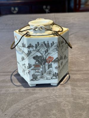 A hexagonal Chinese grisaille covered wine jug and warmer, signed Xinan Xushan 新安旭山, Guangxu mark, 19th C. — foto 5