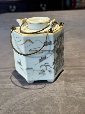 A hexagonal Chinese grisaille covered wine jug and warmer, signed Xinan Xushan 新安旭山, Guangxu mark, 19th C. — foto 6