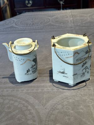A hexagonal Chinese grisaille covered wine jug and warmer, signed Xinan Xushan 新安旭山, Guangxu mark, 19th C. — foto 9