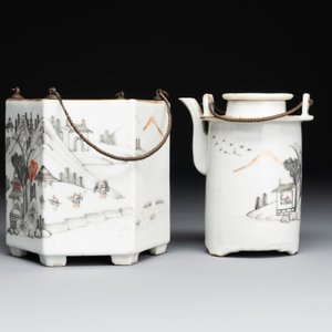 A hexagonal Chinese grisaille covered wine jug and warmer, signed Xinan Xushan 新安旭山, Guangxu mark, 19th C. — foto 4