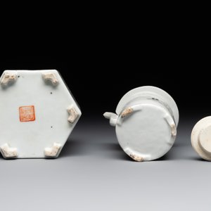 A hexagonal Chinese grisaille covered wine jug and warmer, signed Xinan Xushan 新安旭山, Guangxu mark, 19th C. — foto 6