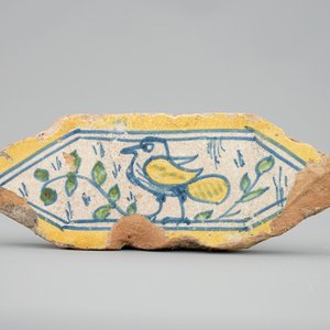 A hexagonal Italian tile with a bird, 16th C. — 照片 1