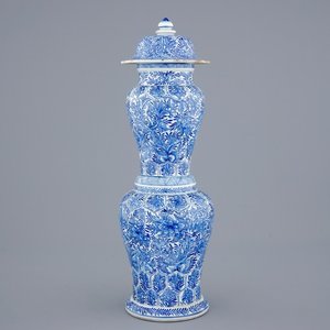 A highly unusual Chinese blue and white covered vase, Kangxi — photo 1