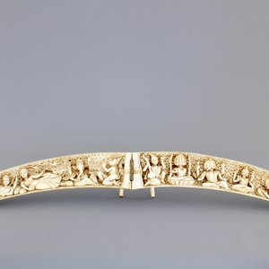 A highly unusual Indian carved open-folding ivory tusk, 19th C. — 照片 1