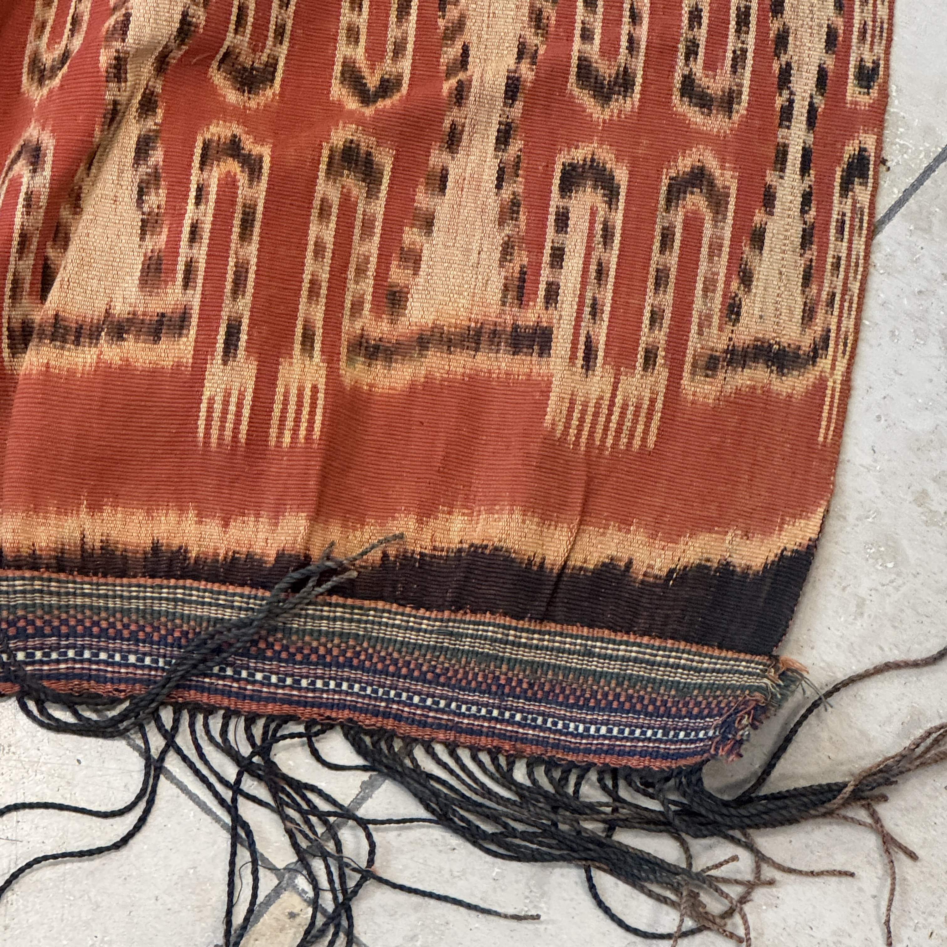 A hinggi shoulder cloth with warrior motifs and an Iban pua textile with human and animal motifs — photo 22