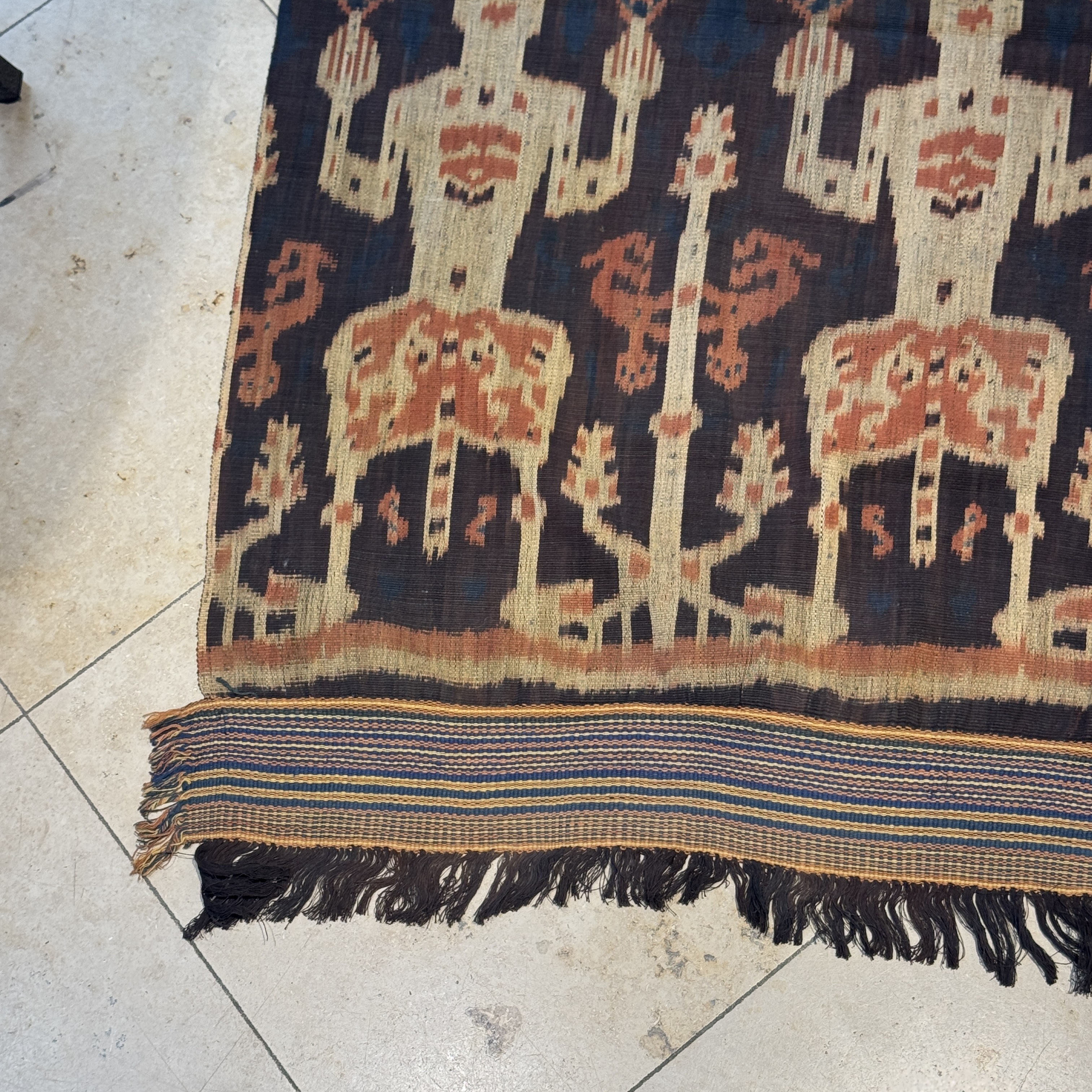 A hinggi shoulder cloth with warrior motifs and an Iban pua textile with human and animal motifs — photo 25