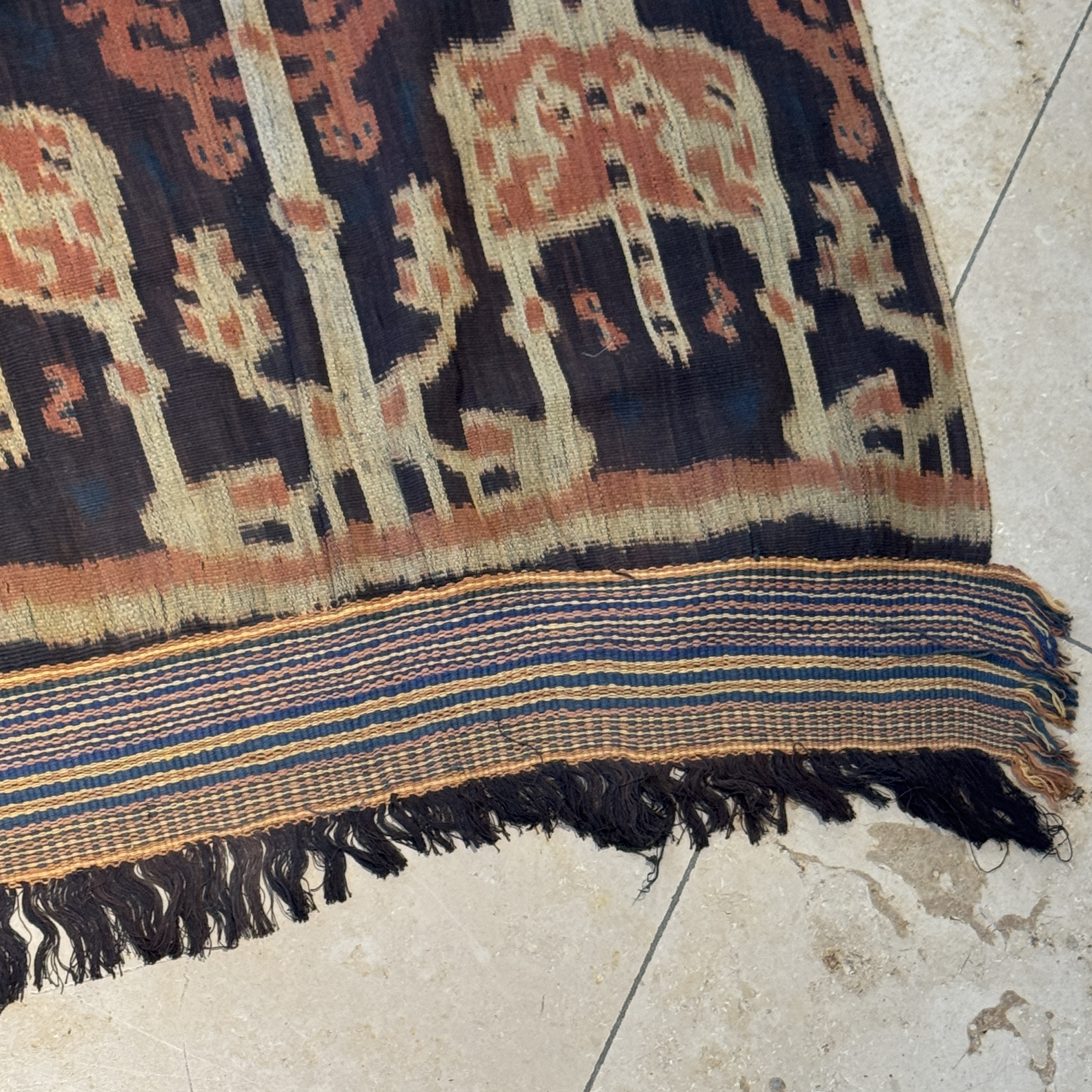 A hinggi shoulder cloth with warrior motifs and an Iban pua textile with human and animal motifs — photo 27