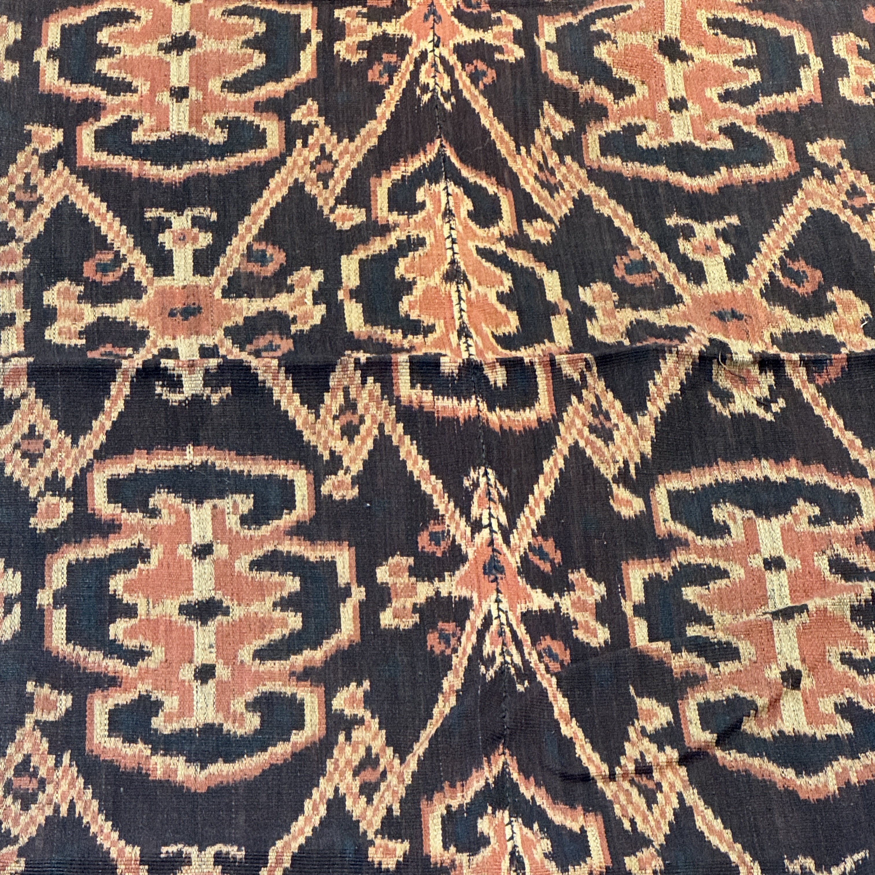 A hinggi shoulder cloth with warrior motifs and an Iban pua textile with human and animal motifs — photo 31
