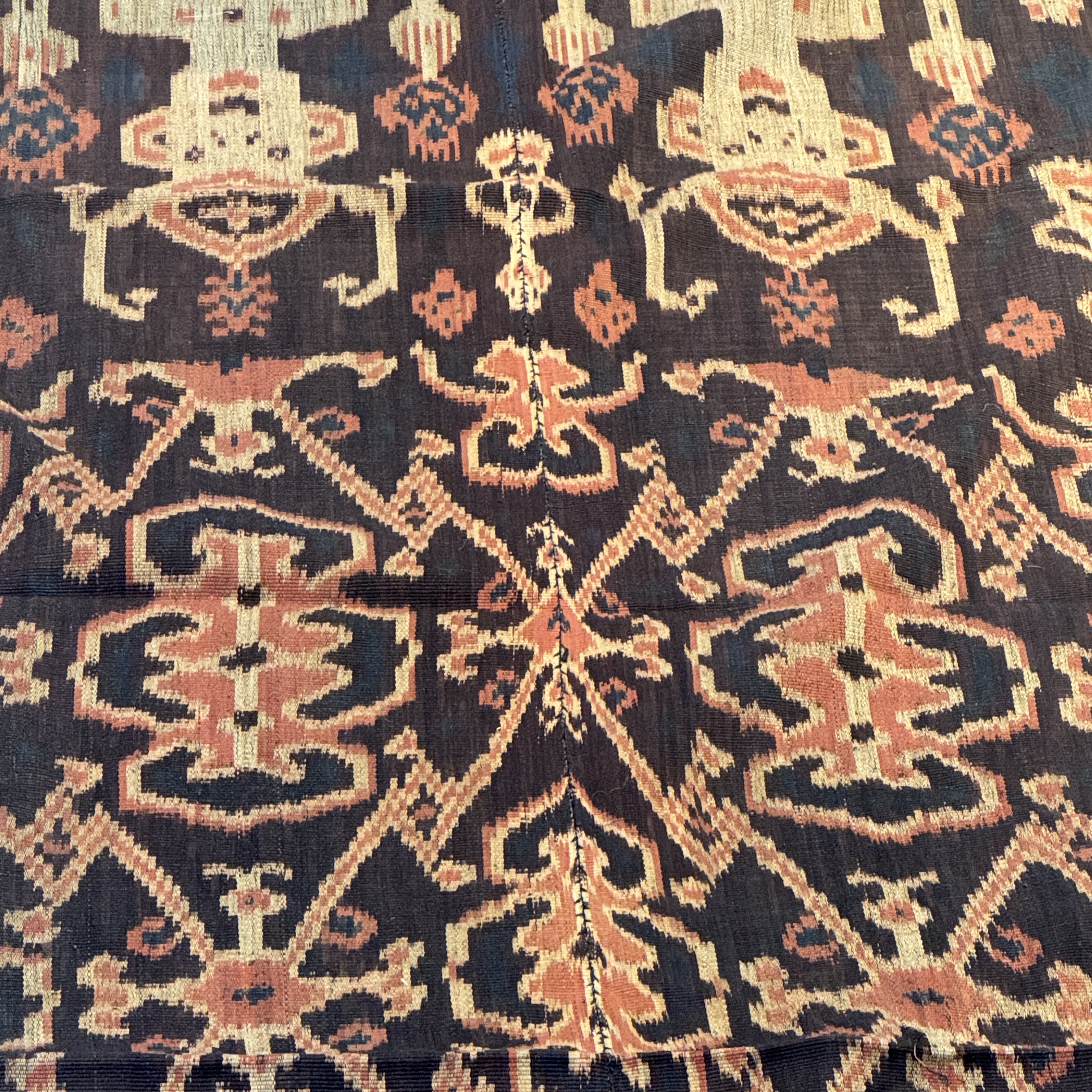 A hinggi shoulder cloth with warrior motifs and an Iban pua textile with human and animal motifs — photo 32