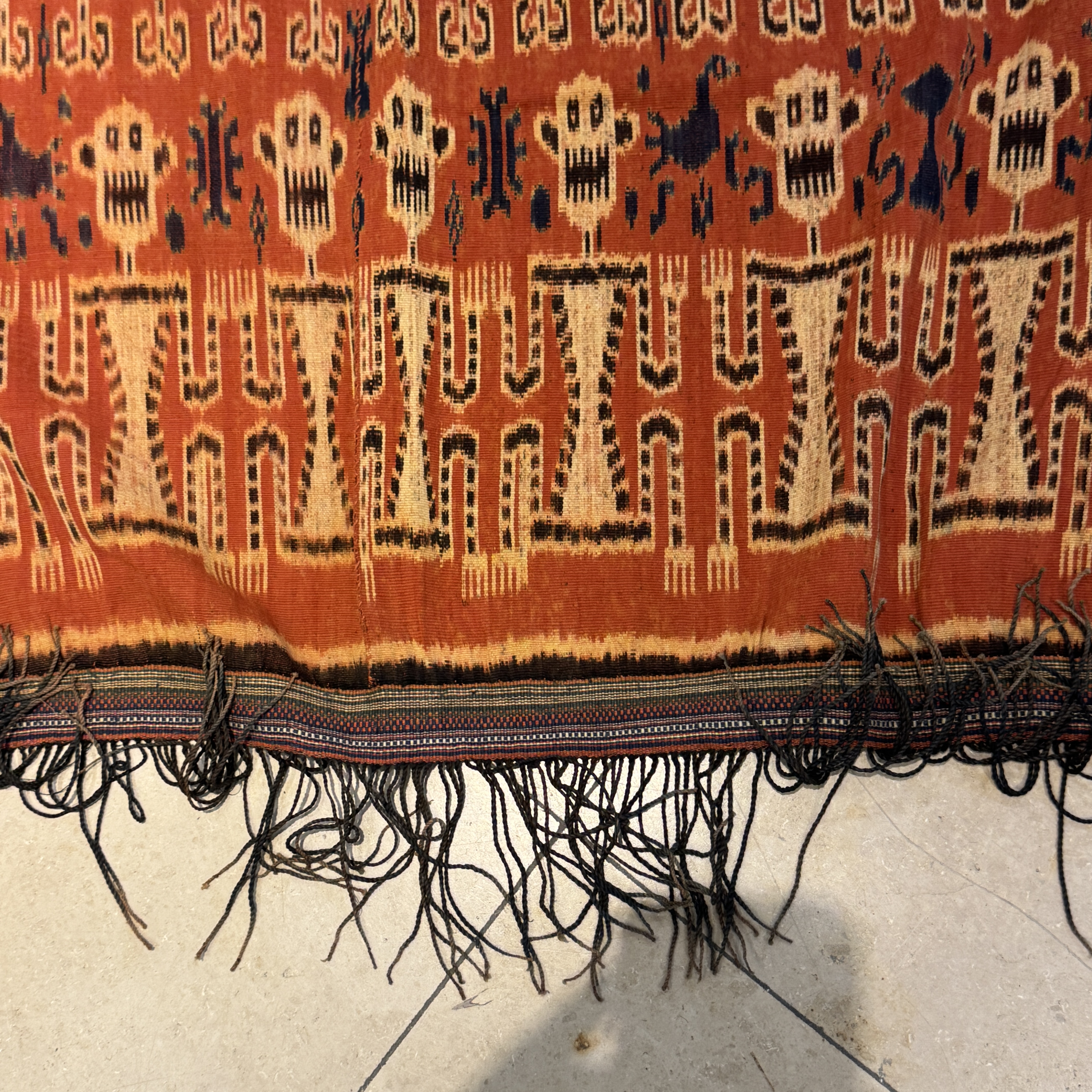 A hinggi shoulder cloth with warrior motifs and an Iban pua textile with human and animal motifs — photo 3