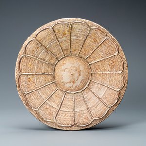 A Hispano-Moresque armorial lusterware dish, Manises, Spain, 15th C. — photo 1