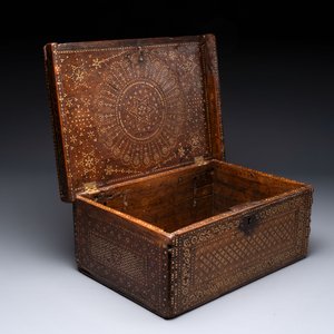 A Hispano-Moresque bone-inlaid wooden chest, Spain, 16/17th C. — photo 2