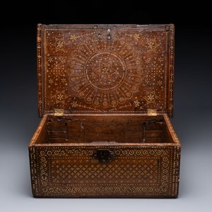 A Hispano-Moresque bone-inlaid wooden chest, Spain, 16/17th C. — photo 3