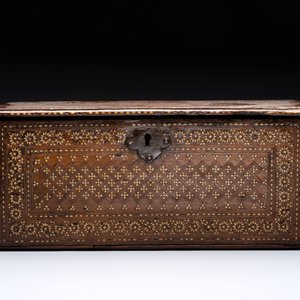A Hispano-Moresque bone-inlaid wooden chest, Spain, 16/17th C. — photo 4