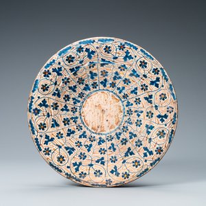 A Hispano-Moresque 'IHS' lusterware dish, Manises, Spain, 15th C. — 照片 1