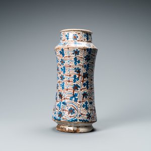 A Hispano-Moresque luster-glazed albarello, Manises, Spain, 3rd quarter 15th C. — photo 2