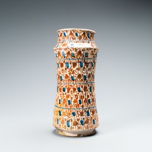 A Hispano-Moresque luster-glazed albarello, Valencia, Spain, 3rd quarter 15th C. — photo 2
