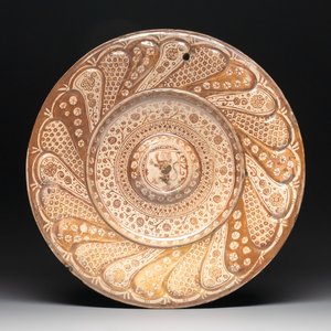 A Hispano-Moresque lustre-glazed armorial dish, Spain, 16th C. — photo 1