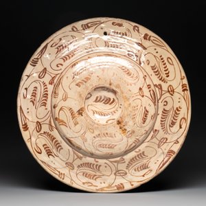 A Hispano-Moresque lustre-glazed armorial dish, Spain, 16th C. — photo 2