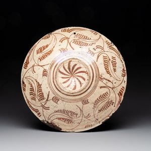 A Hispano-Moresque lustre-glazed dish with stylized floral design, Spain, 16th C. — 照片 2