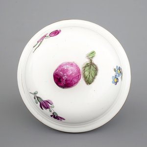 A Höchst porcelain coffee pot and cup with floral decoration, 18th C. — photo 13