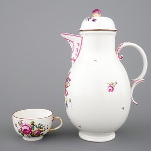 A Höchst porcelain coffee pot and cup with floral decoration, 18th C. — photo 2