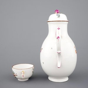 A Höchst porcelain coffee pot and cup with floral decoration, 18th C. — photo 3