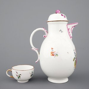 A Höchst porcelain coffee pot and cup with floral decoration, 18th C. — photo 4