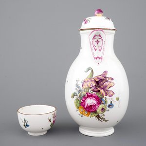 A Höchst porcelain coffee pot and cup with floral decoration, 18th C. — photo 5