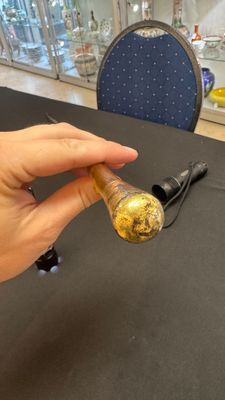 A honey-brown rhinoceros horn swagger stick with a gilt-copper knob — 照片 21