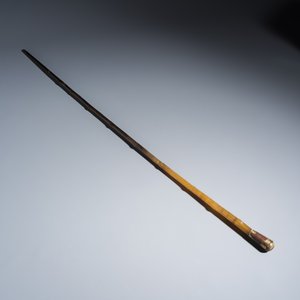 A honey-brown rhinoceros horn swagger stick with a gilt-copper knob — 照片 1