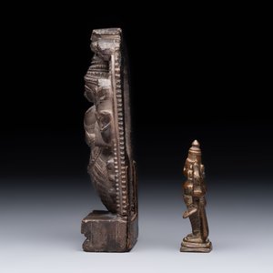 A Indian soapstone figure of Vishnu and a small bronze figure of Vishnu, 18/19th C. — 照片 2