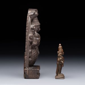 A Indian soapstone figure of Vishnu and a small bronze figure of Vishnu, 18/19th C. — 照片 4