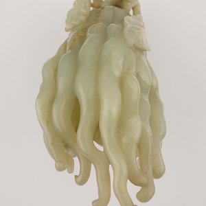A jade buddha hand on a carved wood stand, Qing dynasty, 18th C. — photo 16