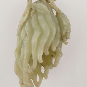A jade buddha hand on a carved wood stand, Qing dynasty, 18th C. — photo 18