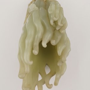 A jade buddha hand on a carved wood stand, Qing dynasty, 18th C. — photo 19