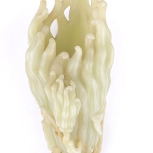 A jade buddha hand on a carved wood stand, Qing dynasty, 18th C. — photo 2