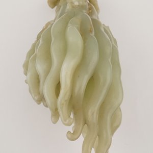 A jade buddha hand on a carved wood stand, Qing dynasty, 18th C. — photo 22