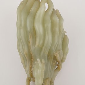 A jade buddha hand on a carved wood stand, Qing dynasty, 18th C. — photo 27