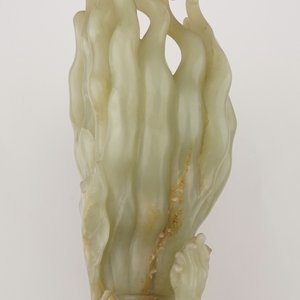 A jade buddha hand on a carved wood stand, Qing dynasty, 18th C. — photo 28