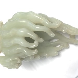 A jade buddha hand on a carved wood stand, Qing dynasty, 18th C. — photo 30