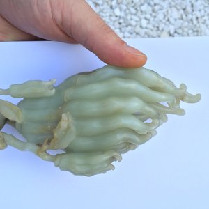 A jade buddha hand on a carved wood stand, Qing dynasty, 18th C. — photo 31